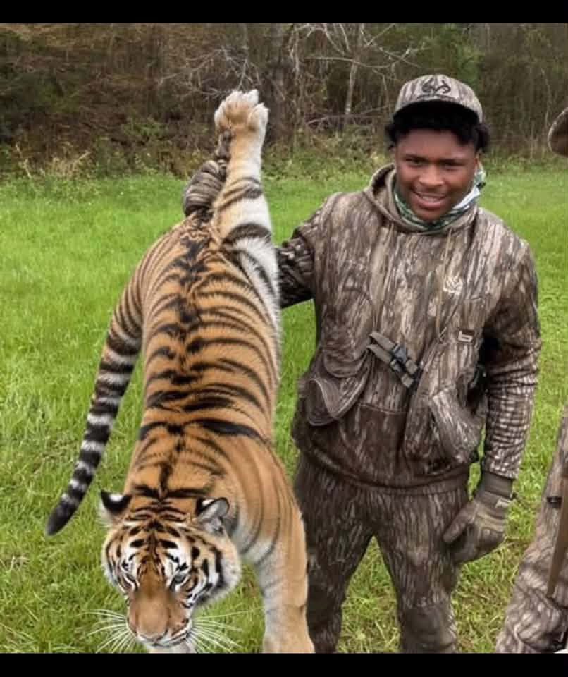 LSUSUX's tweet photo. @HailFloridaHail https://t.co/kD3DfwVKI0