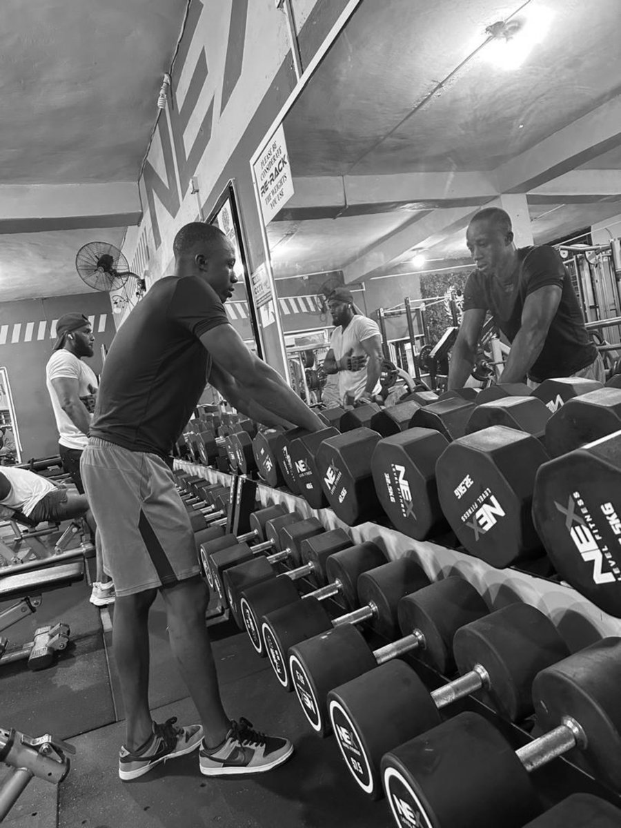turbulencelord's tweet photo. This year is the most inconsistent  I've been in the gym man...approximately averaging 2-3times a month. 😭   How I wish I can be consistent again now wey December dey fast approach. https://t.co/ewJtTZbHDJ