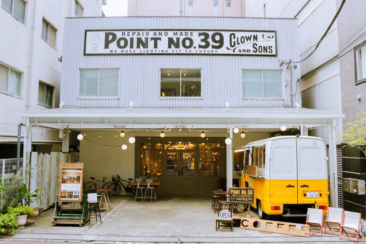 SUNAOCOFFEE's tweet photo. 大崎広小路、五反田、不動前の3駅から徒歩でお越しいただける、SUNAO COFFEEです。

山手通りから少し歩いた西五反田エリアに、海外のガレージ風の建物が目印。 

併設する照明とインテリアのお店「POINT NO.39」の暖かな真鍮照明が照らす静かな店内です。

本日も11時～17時でオープンしています。 https://t.co/hbQY2cKioz