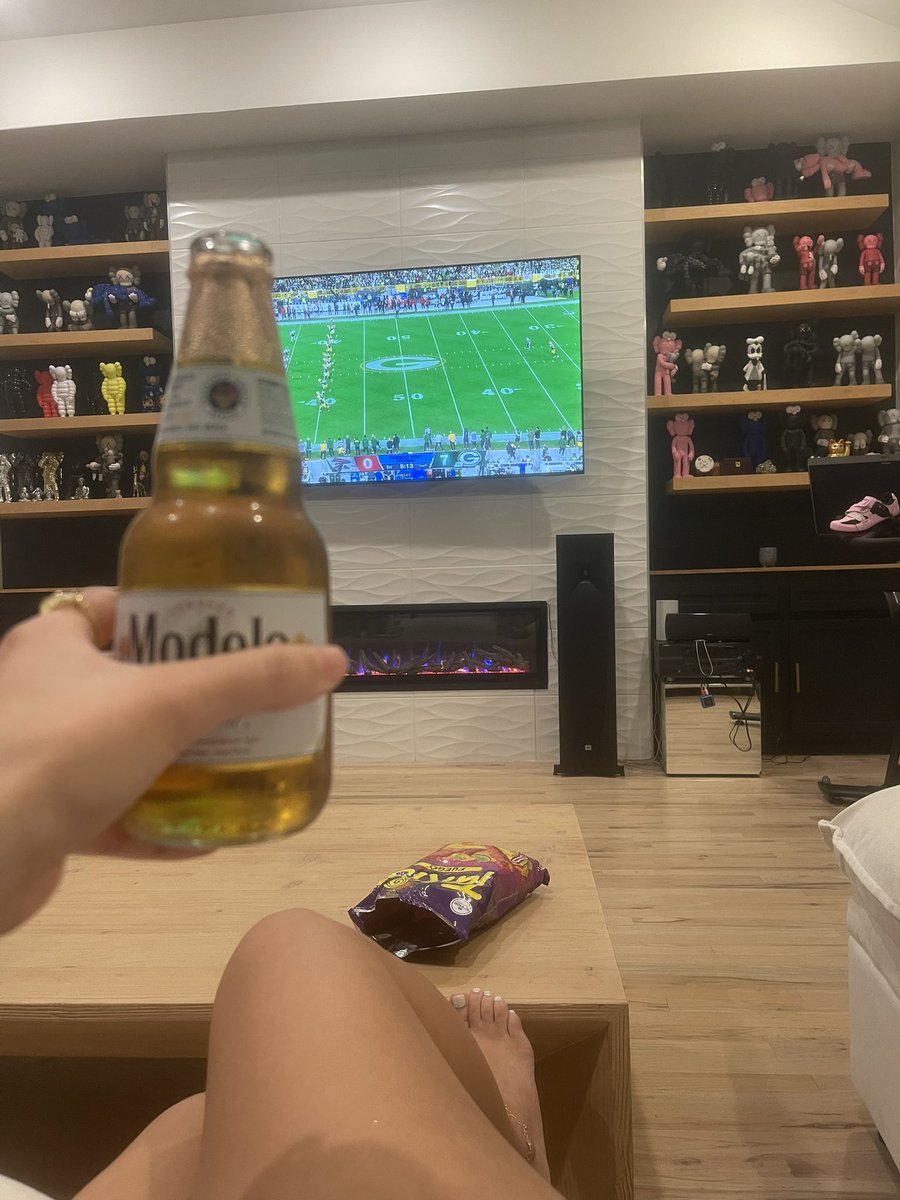 sourpatchkidsx's tweet photo. TNF is a vibe 

i’m rooting for the packers 👀👀 #tnf #gopackers https://t.co/PUmhlLcNKZ