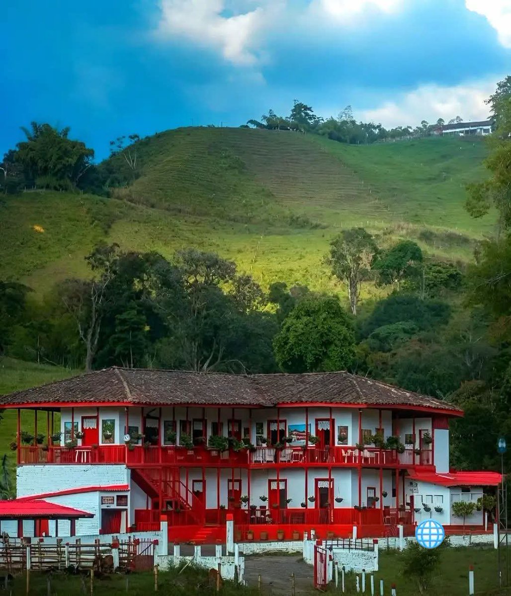 tagoretoro's tweet photo. En la vía Manizales-Pereira, una de las casas más emblemáticas del paisaje cultural cafetero... https://t.co/Khq7FYqytV