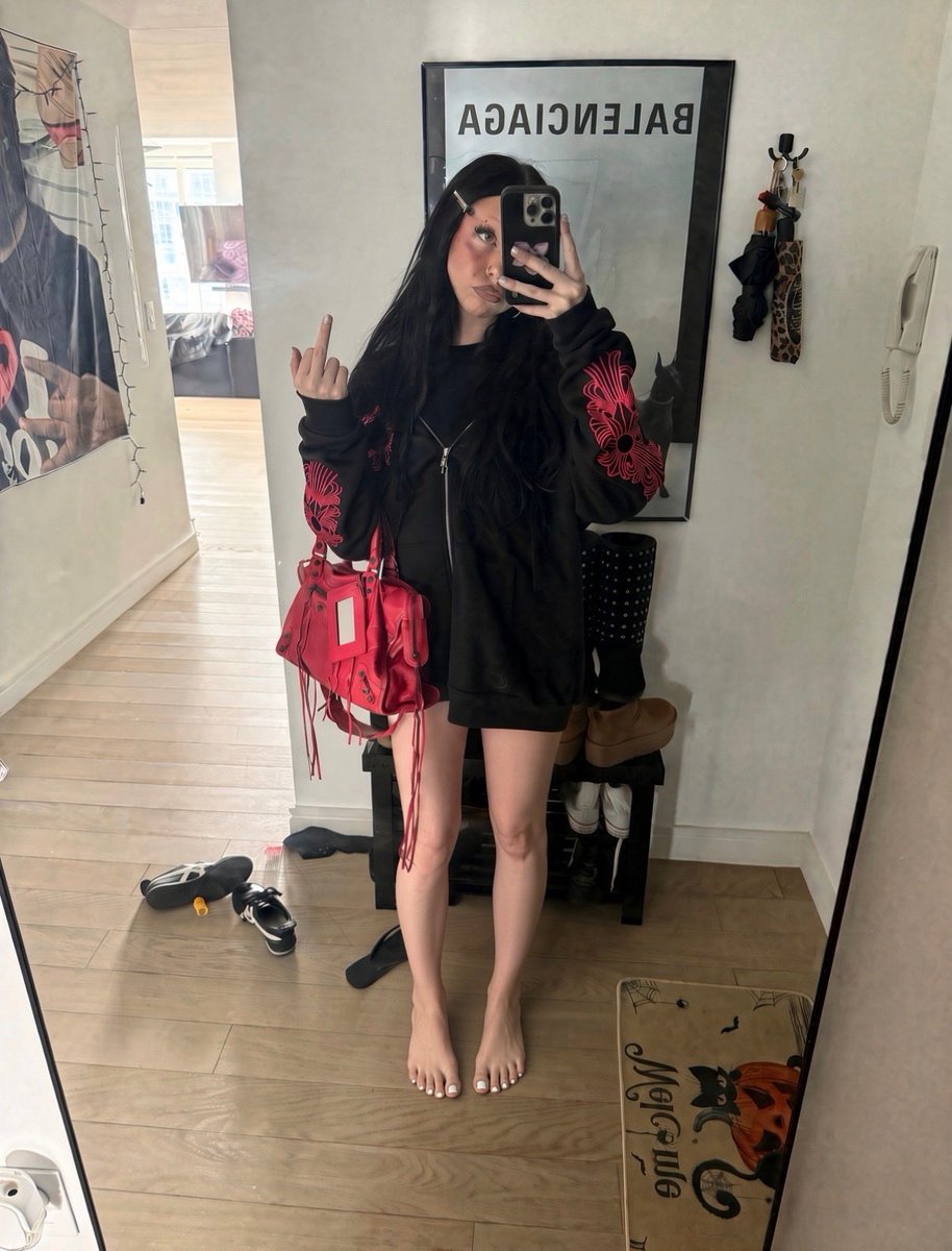 nessaownsu's tweet photo. be honest did u look down at my toes… https://t.co/W5ZwI793iu