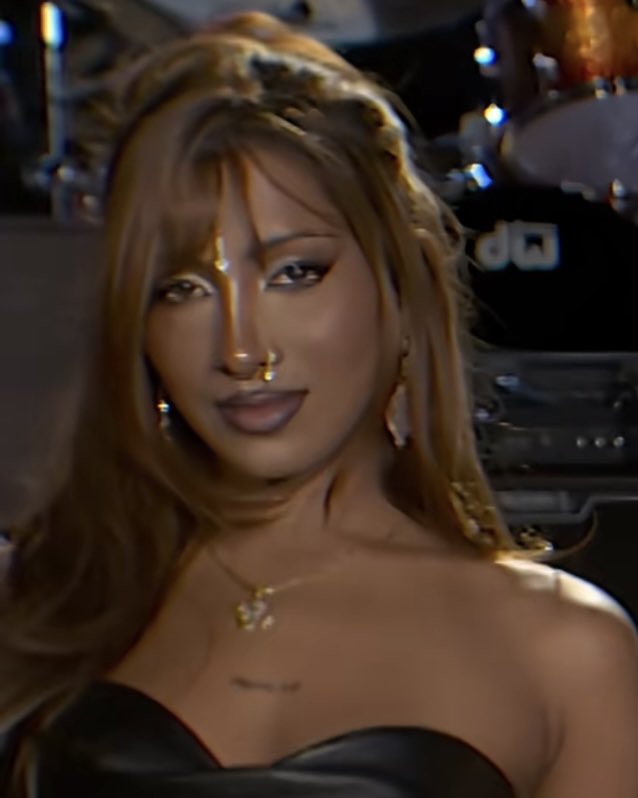 thelarahub's tweet photo. she looks so fab https://t.co/KfuLt4jSFf