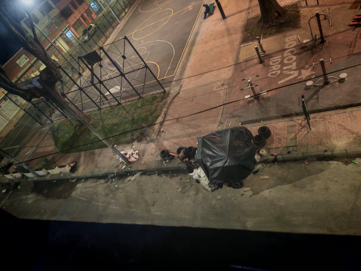 ariadnab21's tweet photo. @CarlosFGalan @UMVbogota Nuevamente señor alcalde, en el barrio la estrada ahora no solo son carretas y basura, son los escombros que el acueducto dejó al "arreglar" la otra calle  la cual por cierto no era la afectada, hasta cuando? Llevamos más de un año pidiendo ayuda y colaboración con este tema. https://t.co/hHipMeOkSu