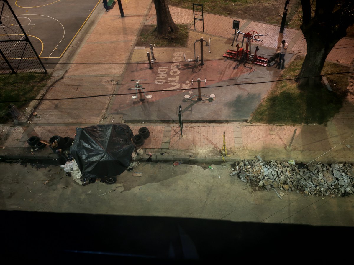 ariadnab21's tweet photo. @CarlosFGalan @UMVbogota Nuevamente señor alcalde, en el barrio la estrada ahora no solo son carretas y basura, son los escombros que el acueducto dejó al "arreglar" la otra calle  la cual por cierto no era la afectada, hasta cuando? Llevamos más de un año pidiendo ayuda y colaboración con este tema. https://t.co/hHipMeOkSu