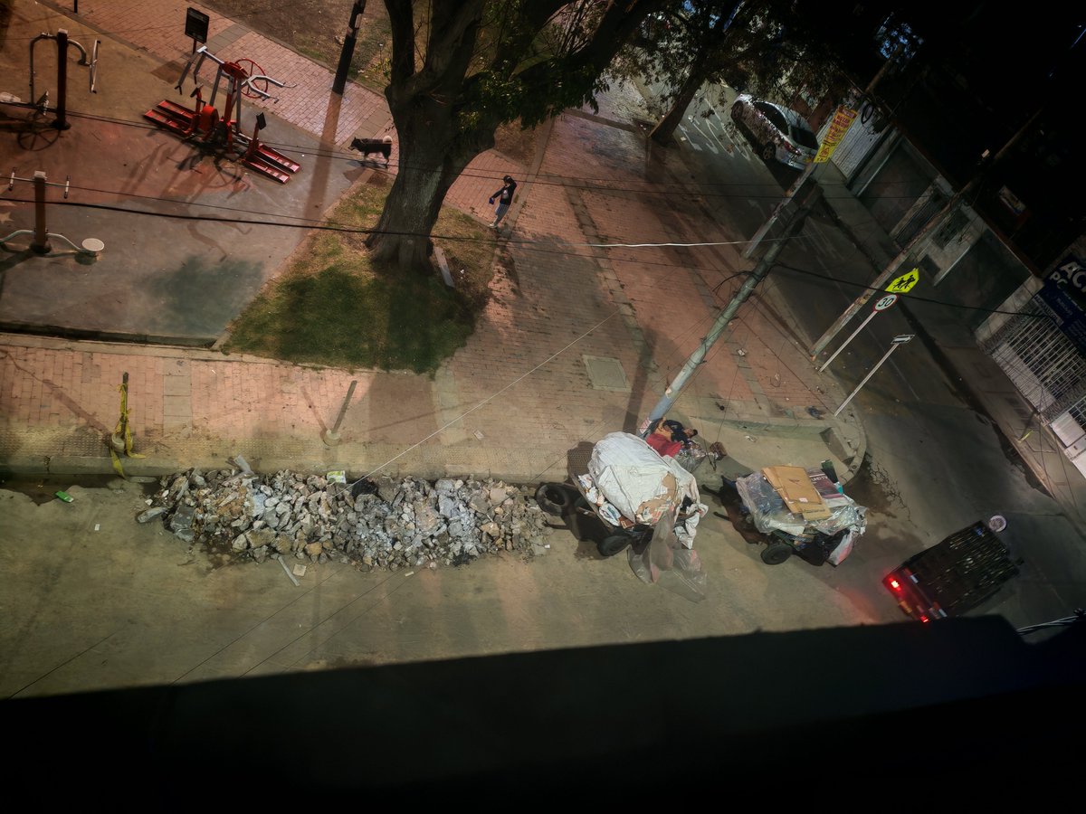 ariadnab21's tweet photo. @CarlosFGalan @UMVbogota Nuevamente señor alcalde, en el barrio la estrada ahora no solo son carretas y basura, son los escombros que el acueducto dejó al "arreglar" la otra calle  la cual por cierto no era la afectada, hasta cuando? Llevamos más de un año pidiendo ayuda y colaboración con este tema. https://t.co/hHipMeOkSu