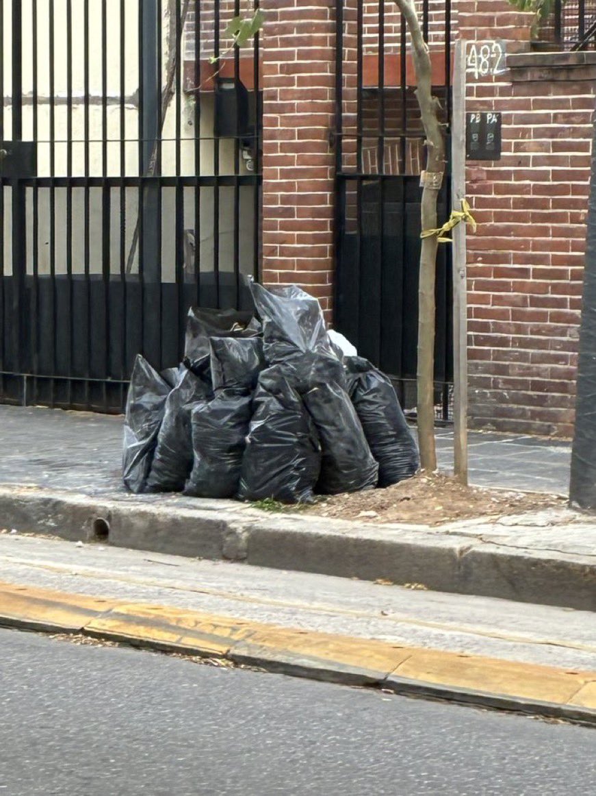 NerinaAndrea's tweet photo. @jorgemacri Hola ,@ibaistrocchi @DaroNieto  @gloriallopiz @gcba @lauritalonso  @gzinny  @CominVillanueva #cabaabandonada #mugre en Granaderos 482 . Cuál es la empresa recolectora de la zona ? Quien controla ? @VecinosCon5633 https://t.co/ZW55ei5Uq5