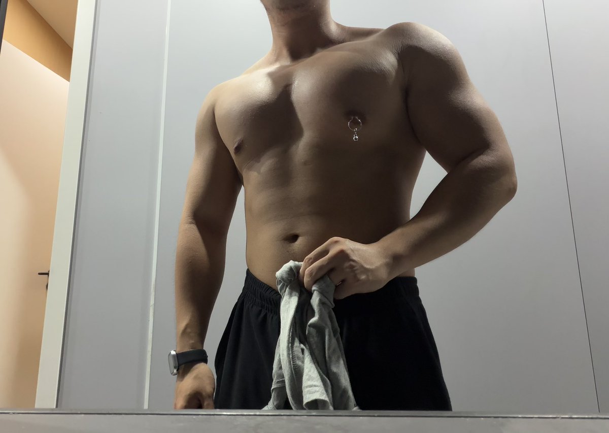 SakuraCat568's tweet photo. 昨晚也是第一次成功体验潮喷了，很想给大家拍但满手都是水和精液 https://t.co/U6wnX1Usmw