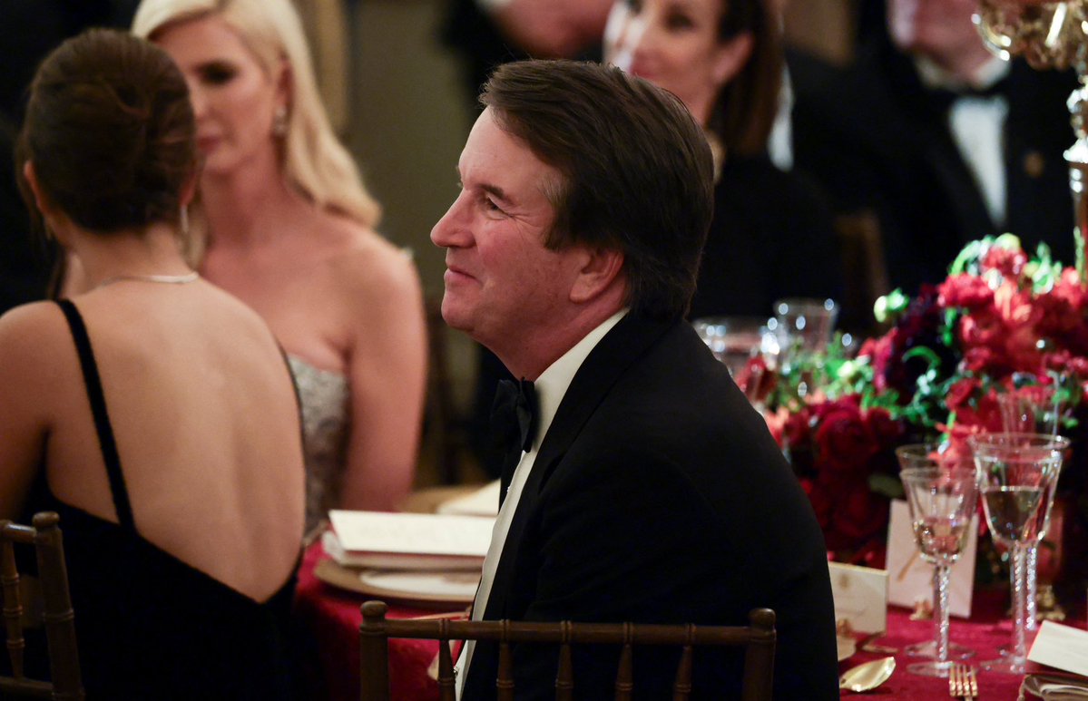 Acyn's tweet photo. Supreme Court Justice Brett Kavanaugh at the state dinner for President Xi
REUTERS/Evelyn Hockstein https://t.co/SJSenn4aUH