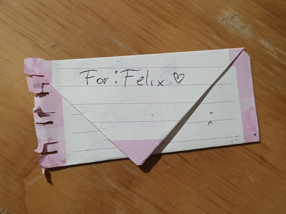 wolfie_girl97's tweet photo. ‼️ AMIGOS ‼️
Mi sobrina de 12 años me entregó una carta que va dirigida EXPLÍCITAMENTE PARA FELIX, ella piensa que lo veré directamente, cara a cara, ¿qué hago?, ¿me la guardo y le digo que si se la di? Aaaaah https://t.co/5fWhcBLnmC
