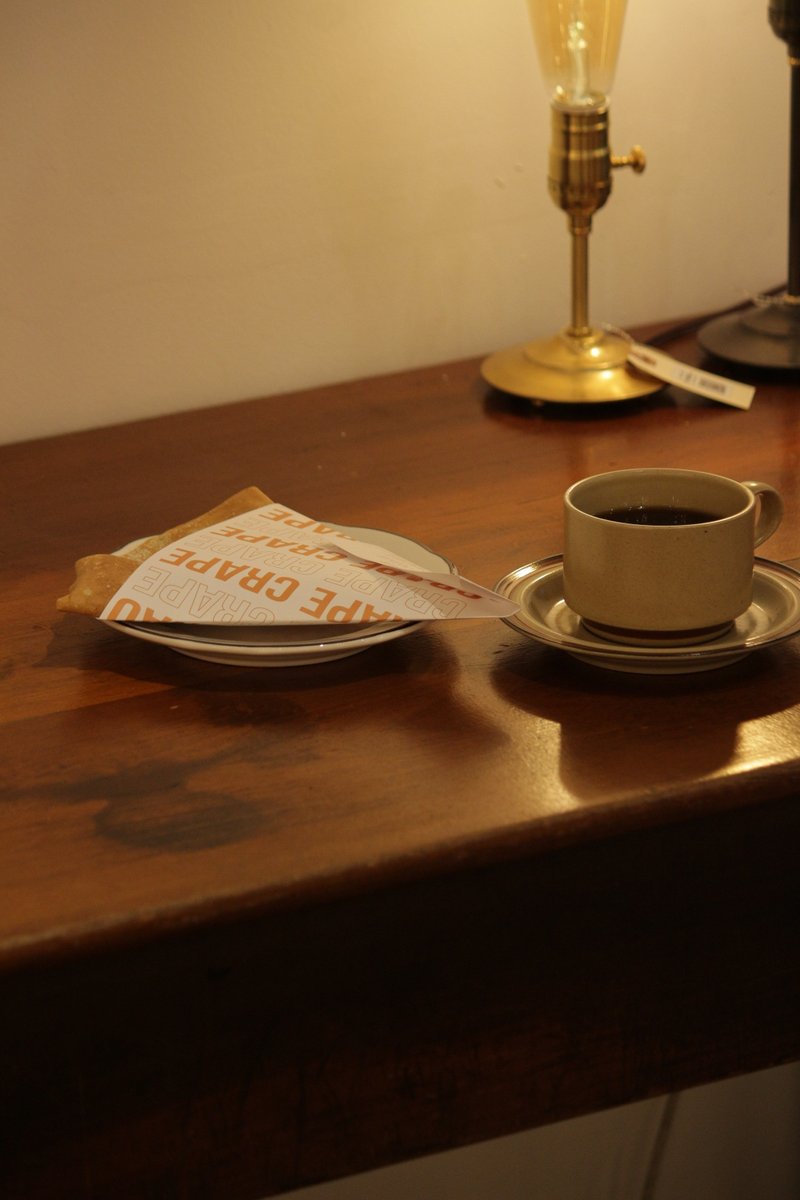 SUNAOCOFFEE's tweet photo. 大崎広小路、五反田、不動前の3駅から徒歩でお越しいただける、SUNAO COFFEEです。

山手通りから少し歩いた西五反田エリアに、海外のガレージ風の建物が目印。 

併設する照明とインテリアのお店「POINT NO.39」の暖かな真鍮照明が照らす静かな店内です。

本日も11時～17時でオープンしています。 https://t.co/hbQY2cKioz