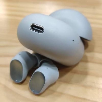 slvrv1899's tweet photo. epa se me re entregaron los auriculares, jajjaja aguanta flaco solo quiero escuchar musica nomas https://t.co/B14ZO4LHYU
