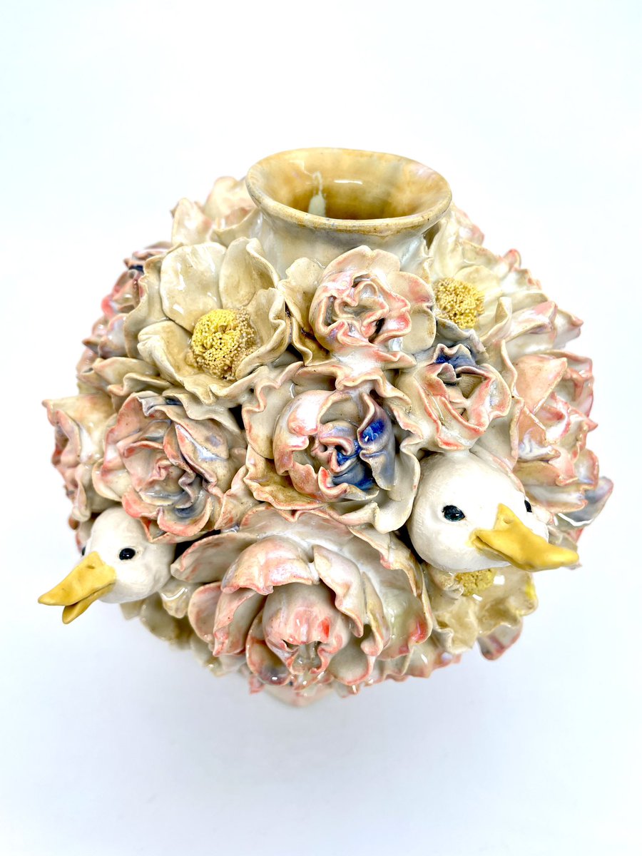 inoue__mari's tweet photo. .
"いたずらダック"
W13×D15×H14.5(cm)

井上真利・小林恭子・白木千華・山浦早織
4人展
「花といきもの集め」
会期 2026年9月19日（土）-9月27日（日）
時間 12:00-18:00
＊最終日は17:00まで

#井上真利
#陶芸 
#ceramic
#pottery
#アヒル https://t.co/ThhCnEZazr