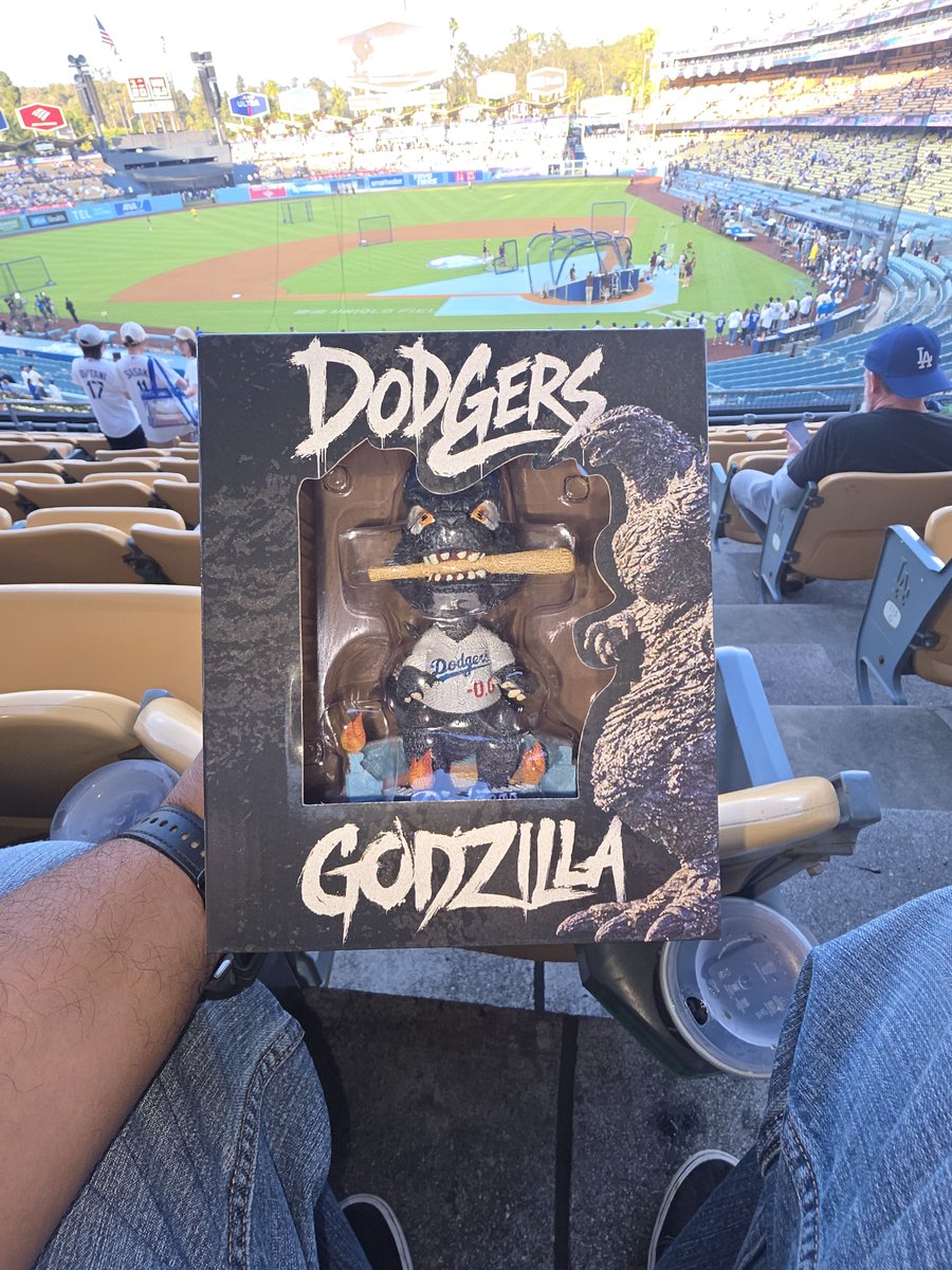 TheeRayRivera32's tweet photo. Got it....#godzillaminuszero #dodgers #mlb #GodzillaKingofTheMonsters https://t.co/Fv2JODPqEt