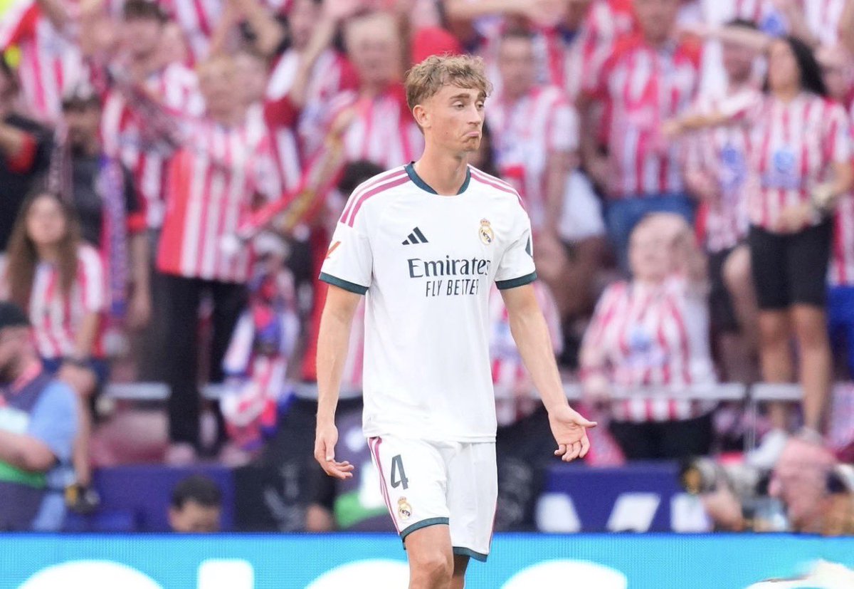 FabrizioRomano's tweet photo. 🚨 Dean Huijsen: “In my view, the Madrid Derby defeat is on me. It’s my responsibility”.

“We could have won the game”, told OK Diario. https://t.co/Xc2xtRboWV