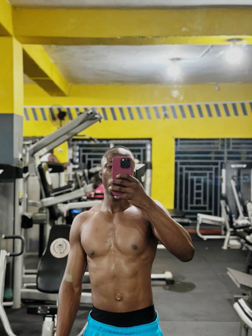 turbulencelord's tweet photo. This year is the most inconsistent  I've been in the gym man...approximately averaging 2-3times a month. 😭   How I wish I can be consistent again now wey December dey fast approach. https://t.co/ewJtTZbHDJ