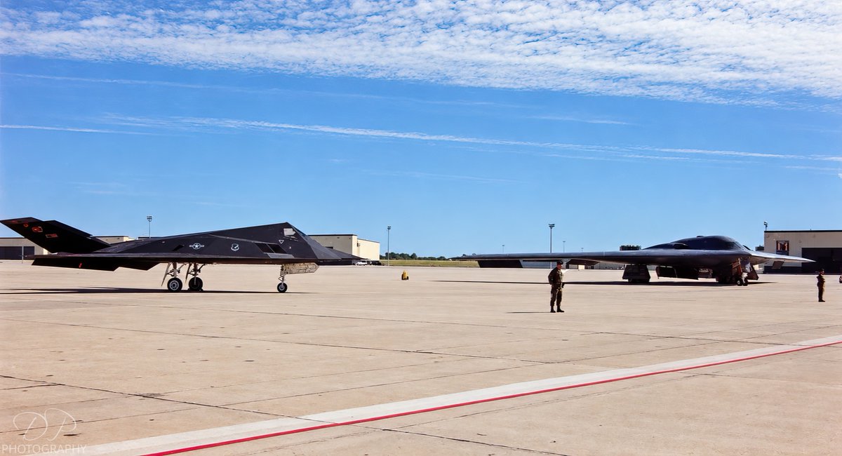 dplumly's tweet photo. Stealth meeting:  F-117 and B-2 Whiteman AFB, 1992(?) https://t.co/akwXTPGiJA
