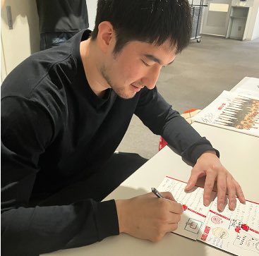 kakugasuki_x's tweet photo. いよいよ開幕を迎えたアルバルク東京⛹️

パイロットとともに取り組む「手書きでエール！」プロジェクトについてお話を伺いました📣

小学生と選手が手書きのメッセージを通じて交流するこの取り組み。手書きだからこそ生まれるコミュニケーションの魅力をご紹介します✍️🏀

#かくがスキ #アルバルク東京 #手書きでエール #応援