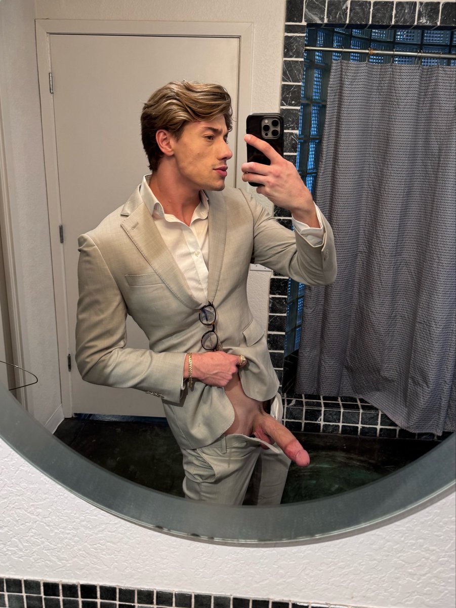 ChrisLockwoodX's tweet photo. Clean and hung like a horse 🐴 

Catch me w/ my dick out everywhere ⬇️ https://t.co/hpGxIpWKVa