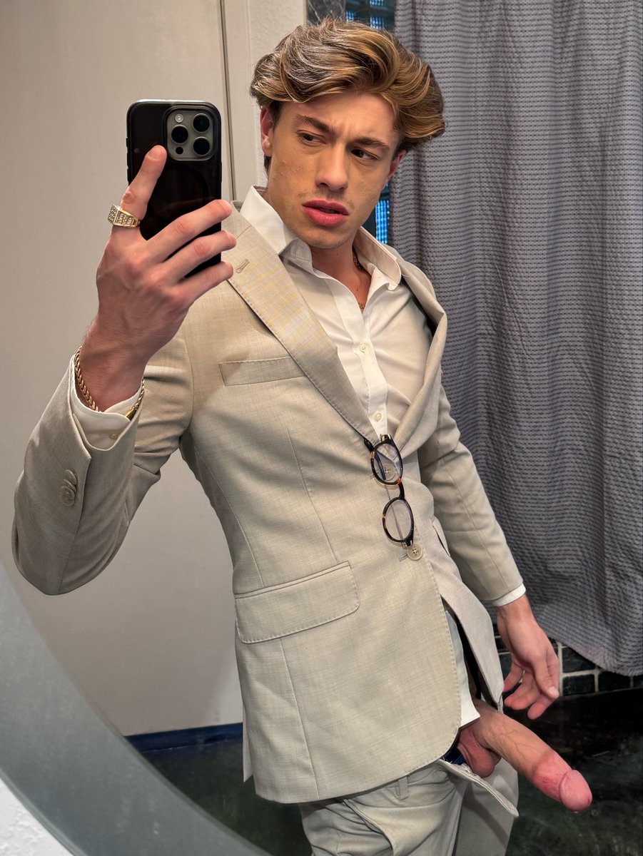 ChrisLockwoodX's tweet photo. Clean and hung like a horse 🐴 

Catch me w/ my dick out everywhere ⬇️ https://t.co/hpGxIpWKVa