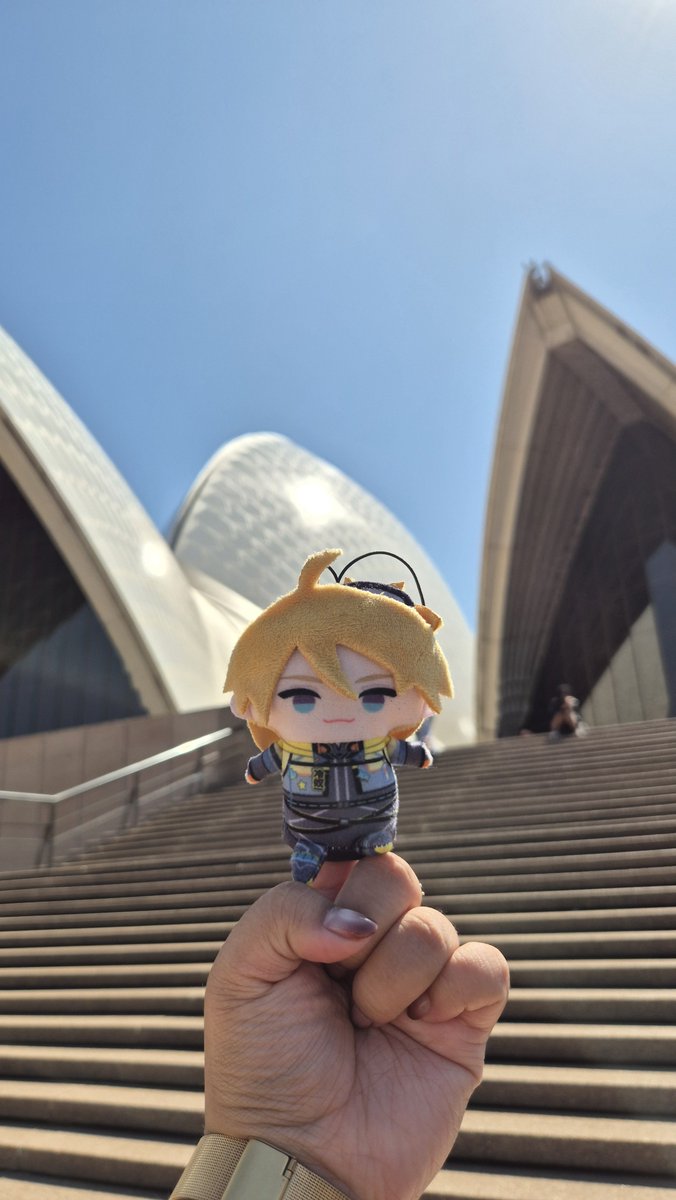 minn_1389's tweet photo. Taking willy pape out to see the Opera House :3 https://t.co/E2Zkd5IMlb