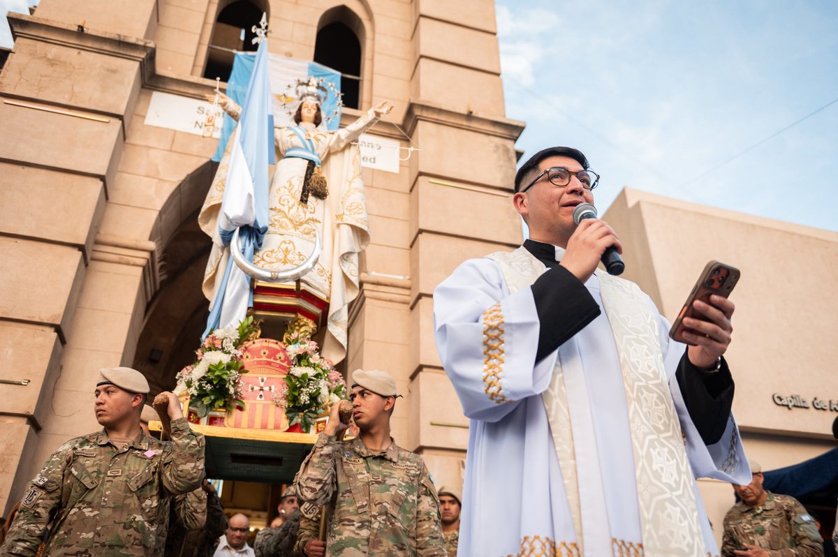 TeresitaMadera's tweet photo. En tiempos difíciles, mantener cerca la fe también es encontrar fuerzas para seguir creyendo, acompañar a nuestras familias y estar cerca de nuestros hijos, sosteniéndolos con amor y esperanza.

Como pueblo riojano, nos encontramos con nuestra Madre, la Virgen de la Merced, para renovar nuestra fe y caminar juntos.