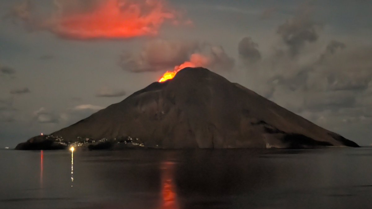 ChiefKeith's tweet photo. #Stromboli #volcano at 2:30am Italy time (7:30pm CDT)! #arwx https://t.co/ALWscOdk5E