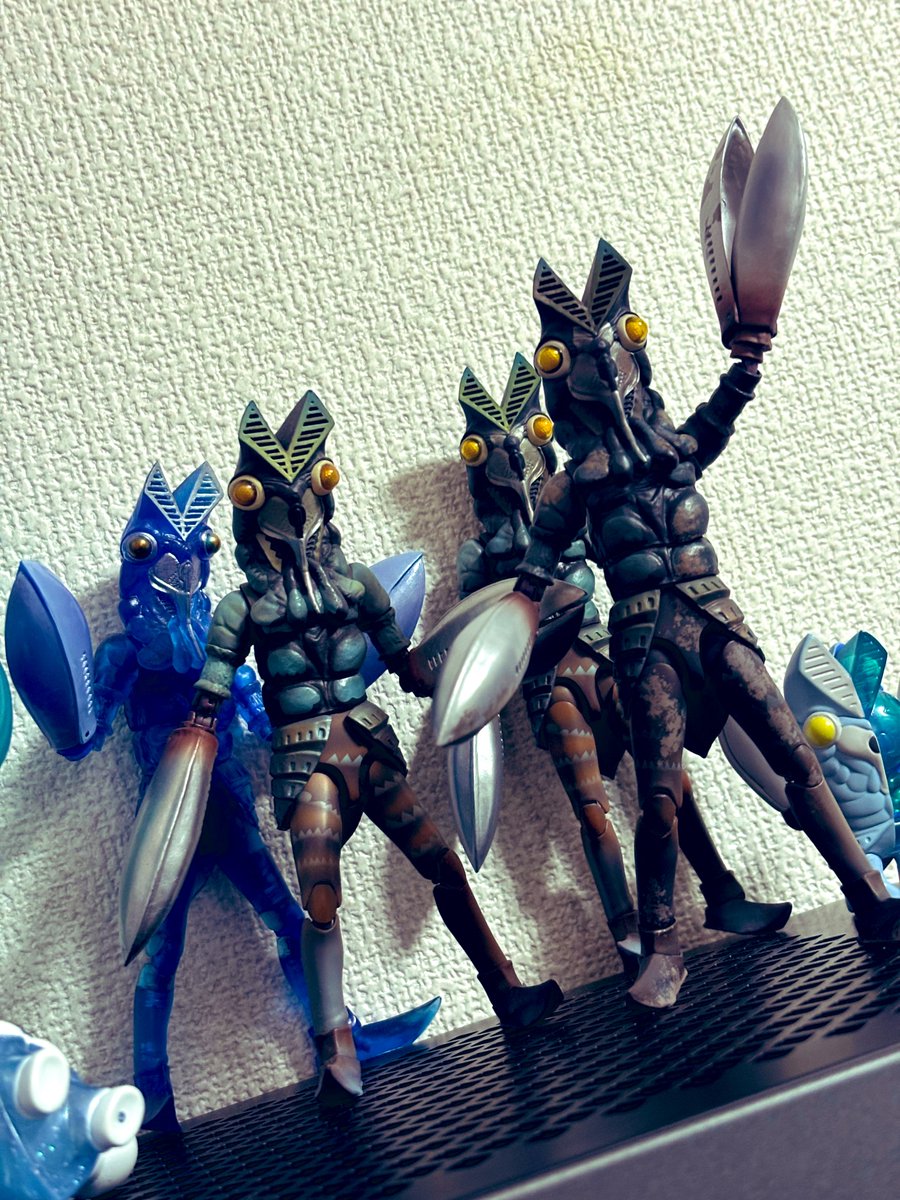 inaniwawa's tweet photo. やっと開けれる！

ちゃんと全部違う個体なんですよ✂️
#バルタン星人 https://t.co/iyQ145ZotM