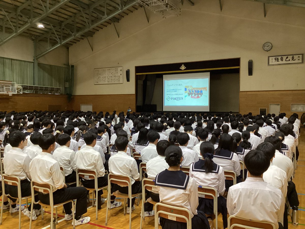 h_fortius's tweet photo. 先日、小林未奈が母��の札幌東高校に伺い、キャリアトーク授業の講師を務めました✨

講演の後半では、生徒の皆さまから事前にいただいたアンケートにお答えするトークセッションも設けていただき、楽しいお話で盛り上がりました！

小林選手コメント
「600名以上の生徒の皆さんが真剣に話を聞いてくださり、とても嬉しかったです！
ご清聴いただき、本当にありがとうございました✨」

札幌東高校の皆さま、このような貴重な機会をいただきありがとうございました！

#フォルティウス
#小林未奈
#カーリング
