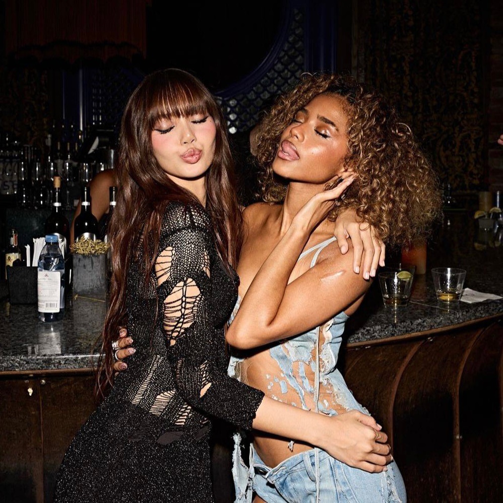 TheePopCore's tweet photo. Tyla is reportedly set to present LISA's performance at this year's #VMAs. https://t.co/FaZmOsINLC