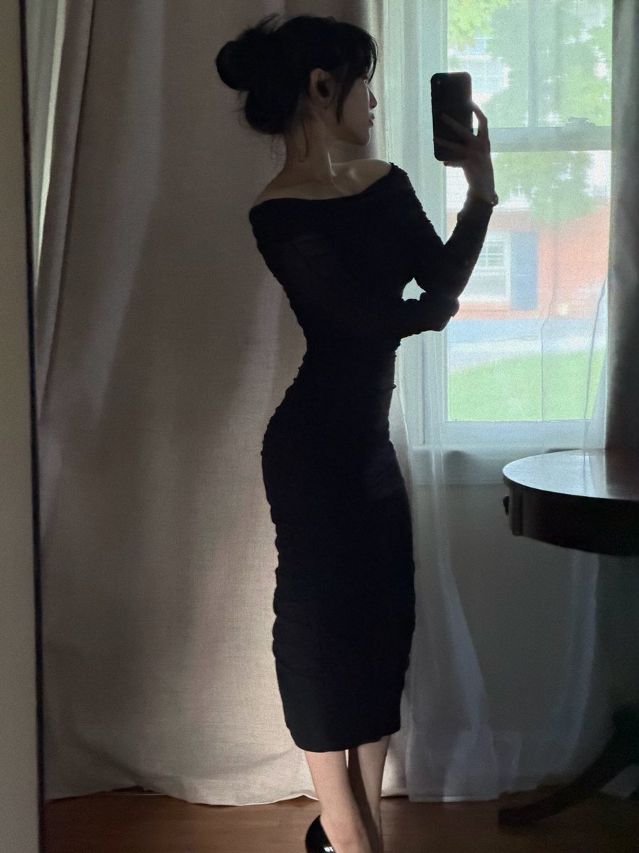 tofuujin's tweet photo. i love a long black dress https://t.co/KmlXMSlQSI