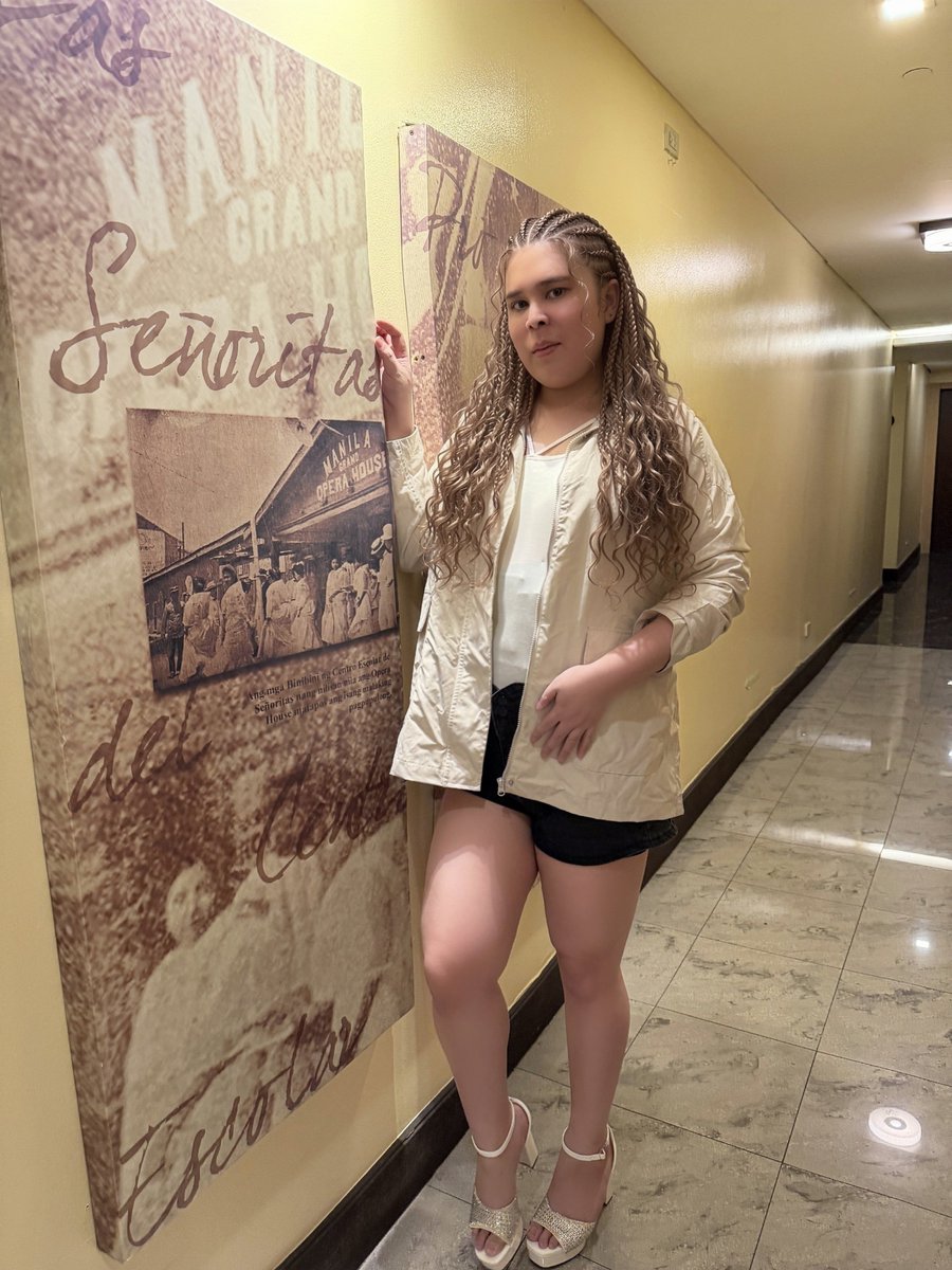 sashaemea's tweet photo. Today’s little outfit moment. 🤍 🤍 🤍 https://t.co/47f3v9A23k