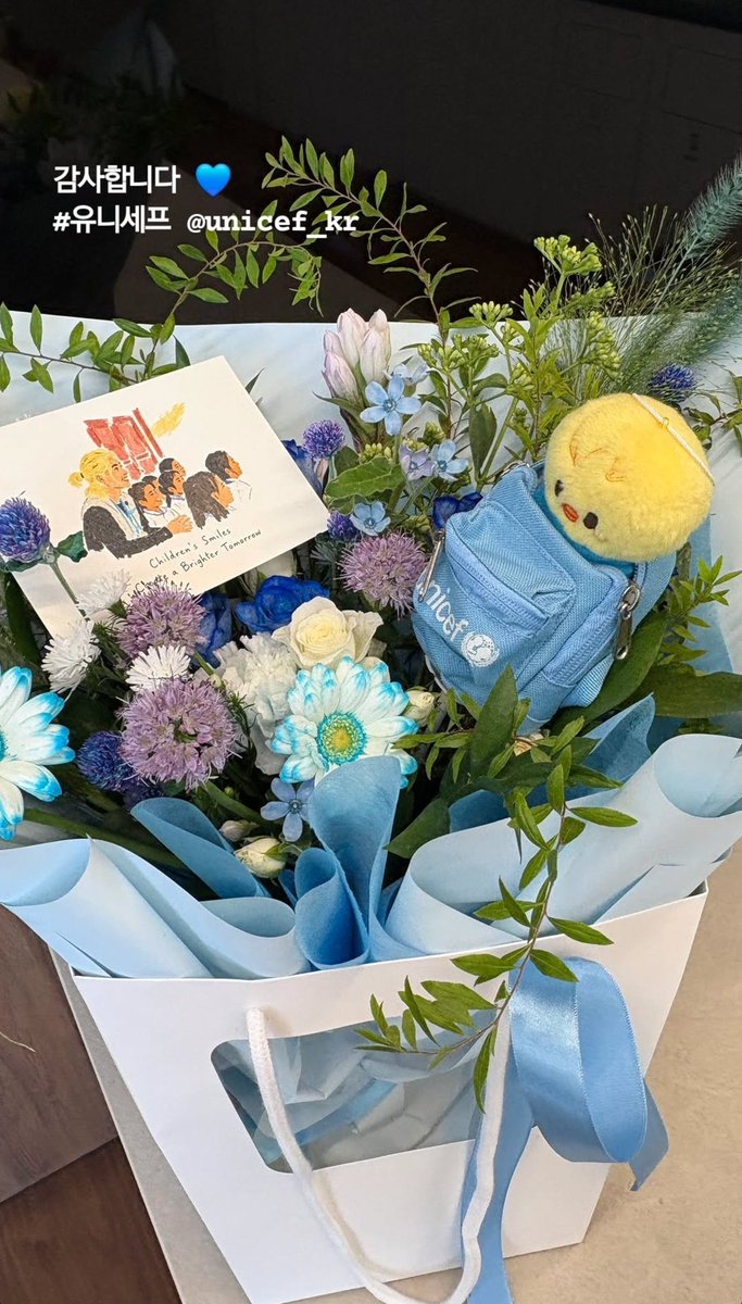 innielik's tweet photo. this letter is making me cry, felix truly deserves all this love, thank you UNICEF 😭

💌: to felix, unicef goodwill ambassador,
although this is a little late, i sincerely wish you a happy birthday from the bottom of my heart.
when i look back on the time we’ve spent with felix, there’s always one thought that comes to mind: in front of the children, you step down from your place as an adult and meet them at their level, and even after the cameras are turned off, that heart of yours never changes in the slightest.
that sincerity, with which you hurt and rejoiced over the children’s stories as if they were your own, has stayed with us for a long time, just as much as the sparkle you show on stage.
we’re proud and grateful to be able to walk alongside you.
may the warmth you have given to the children of the world return to you many times over this year. once again, happy birthday.