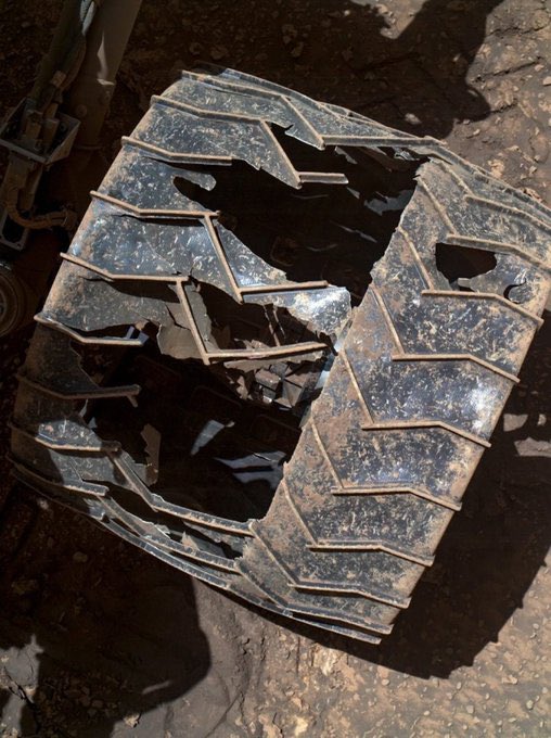 EnsedeCiencia's tweet photo. 🔴 | Tras más de 13 años recorriendo Marte, las ruedas de aluminio del rover Curiosity muestran impresionantes perforaciones, grietas y desgaste provocados por el agresivo terreno marciano. 

A pesar de los daños acumulados, el explorador de la NASA continúa activo. https://t.co/CV7HOjTDQF
