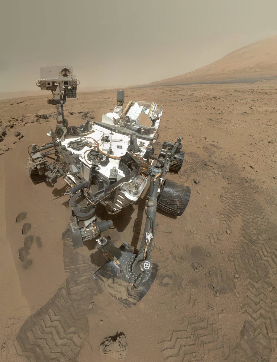 EnsedeCiencia's tweet photo. 🔴 | Tras más de 13 años recorriendo Marte, las ruedas de aluminio del rover Curiosity muestran impresionantes perforaciones, grietas y desgaste provocados por el agresivo terreno marciano. 

A pesar de los daños acumulados, el explorador de la NASA continúa activo. https://t.co/CV7HOjTDQF