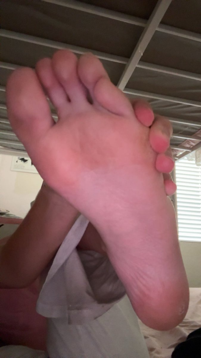 goddess_charz's tweet photo. Liking feet isn’t normal btw 😭 

Foot findom high school cuck foot slave loser https://t.co/NyKIbtr74x