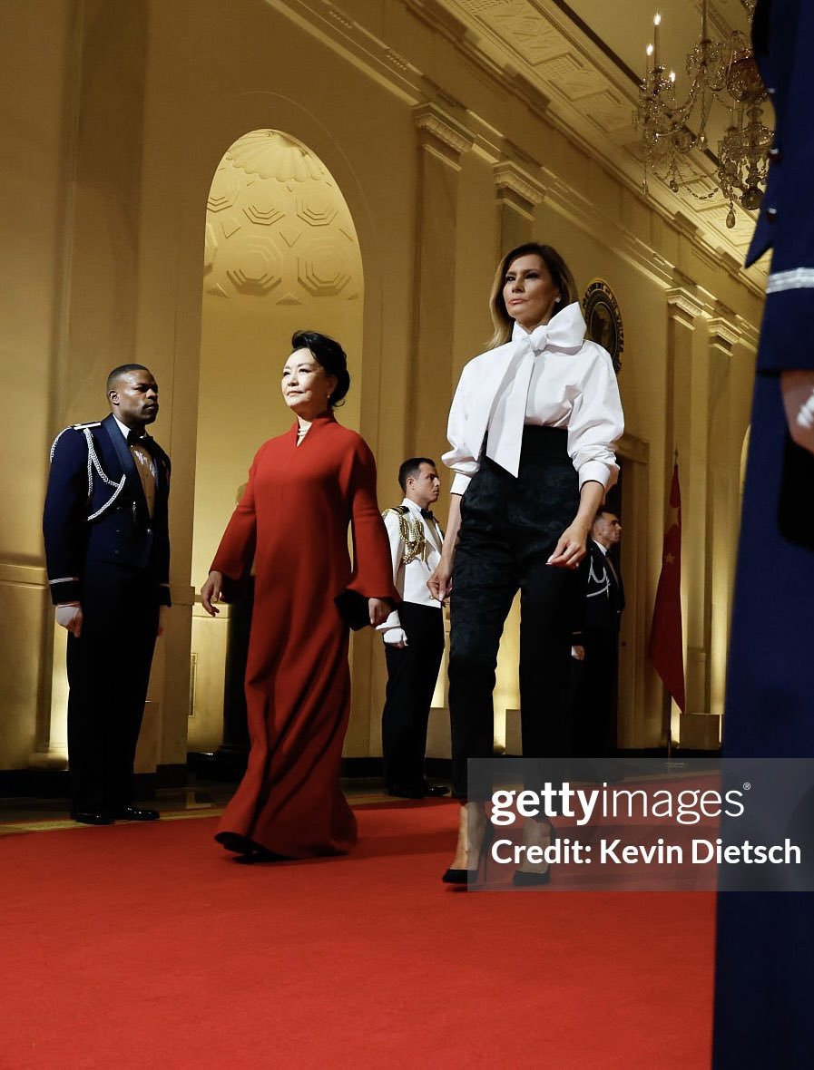 MELANIAJTRUMP's tweet photo. First Lady Melania Trump and First Lady of China Peng Liyuan arrive for a state dinner in the East Room https://t.co/Py9cam6UA5