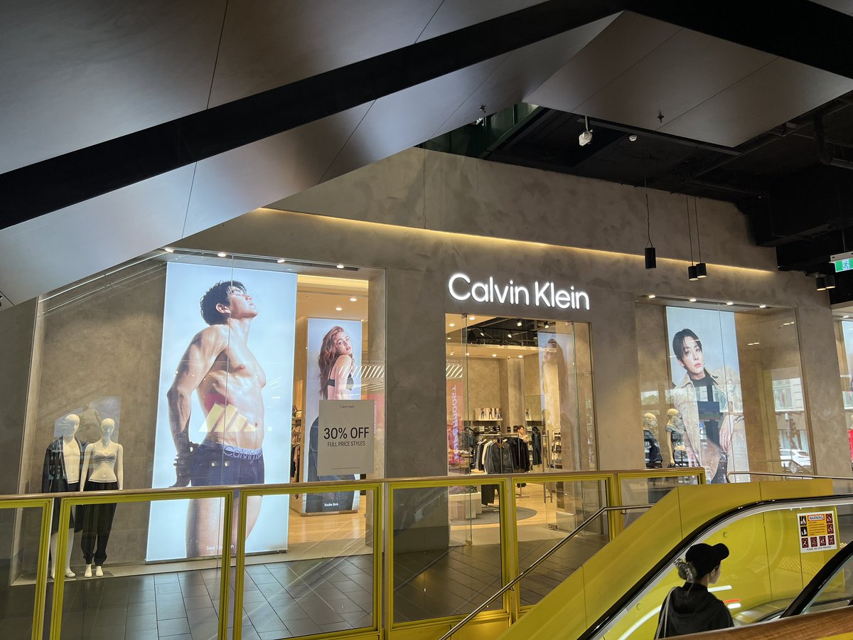 buttinme's tweet photo. SEA TAWINAN, finally, he’s here in Melbourne! 🥹🥹🥹

ป้าย 3 เมตร ตาแตกกกกกกก 

SEA TAWINAN CALVINKLEIN SS27    

#CALVINKLEINXSEA #CALVINKLEINSS27  #CALVINKLEIN #sea_tawinan https://t.co/NrSawCWCnN