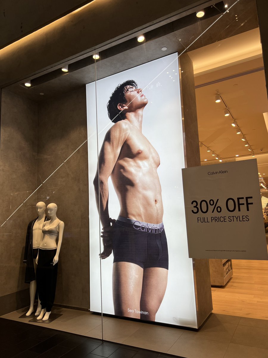 buttinme's tweet photo. SEA TAWINAN, finally, he’s here in Melbourne! 🥹🥹🥹

ป้าย 3 เมตร ตาแตกกกกกกก 

SEA TAWINAN CALVINKLEIN SS27    

#CALVINKLEINXSEA #CALVINKLEINSS27  #CALVINKLEIN #sea_tawinan https://t.co/NrSawCWCnN