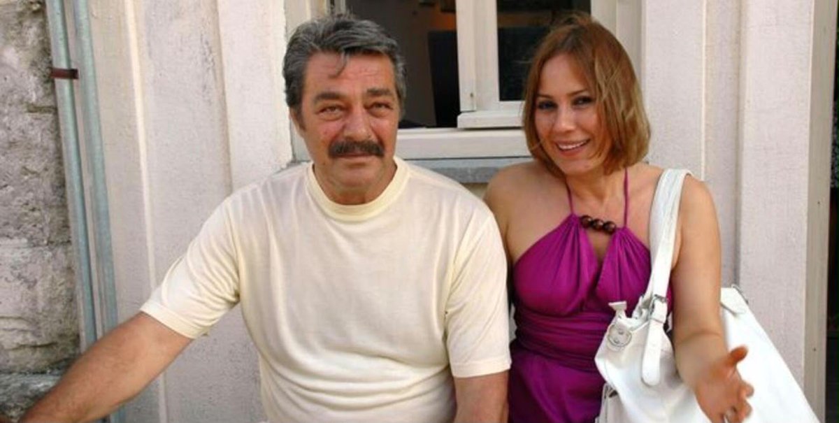Bulvarpress's tweet photo. Kadir İnanır’ın yeğeni Levent İnanır, tüm mirasın Jülide Kural’a bırakıldığı vasiyete itiraz edeceklerini açıkladı:

🔹 “Vasiyetin bilinçli şekilde imzalandığını düşünmüyorum.”

🔹 “Niye iki şahit? Niye oldu bitti? Niye bir günlük sağlık raporu? Kadir Dayım’ın hiçbir birikimi oldu bittiye gelemez.”

🔹 “2015’teki vasiyetinde Jülide Hanım’a yalnızca bir ev bırakıyordu. 2022’de onu iptal edip aynı saatte hazırlanan başka bir vasiyetle her şeyini bırakıyor.”

🔹 “En büyük hayallerinden biri Fatsa’da bir okul yaptırmaktı. Geçen yıl bile onunla bu konuyu konuşuyorduk.”

🔹 “Hukuk yoluna gireceğiz. Bu ailenin haklarını sonuna kadar talep edeceğiz.”

🔹 “Jülide Kural’ın emeği vardır elbet ama hastane sürecinde tartışmalarına da şahit oldum.”

🔹 Jülide Kural’a da çağrıda bulunan Levent İnanır, “İhtiyaç sahibi yeğenleri var. Sana gereğini yaptı Kadir Dayım. Sen de sana yakışanı yap.” dedi.

🔹 Kadir İnanır’ın yeğeni Fırat İnanır da vasiyet konusunda hukuki bir sürecin yaşanacağını söyledi.
