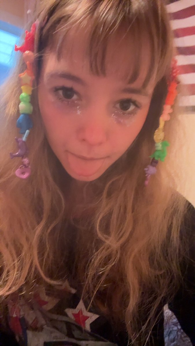 kleokms's tweet photo. theres kandi in my hair https://t.co/LjVRkytPwZ