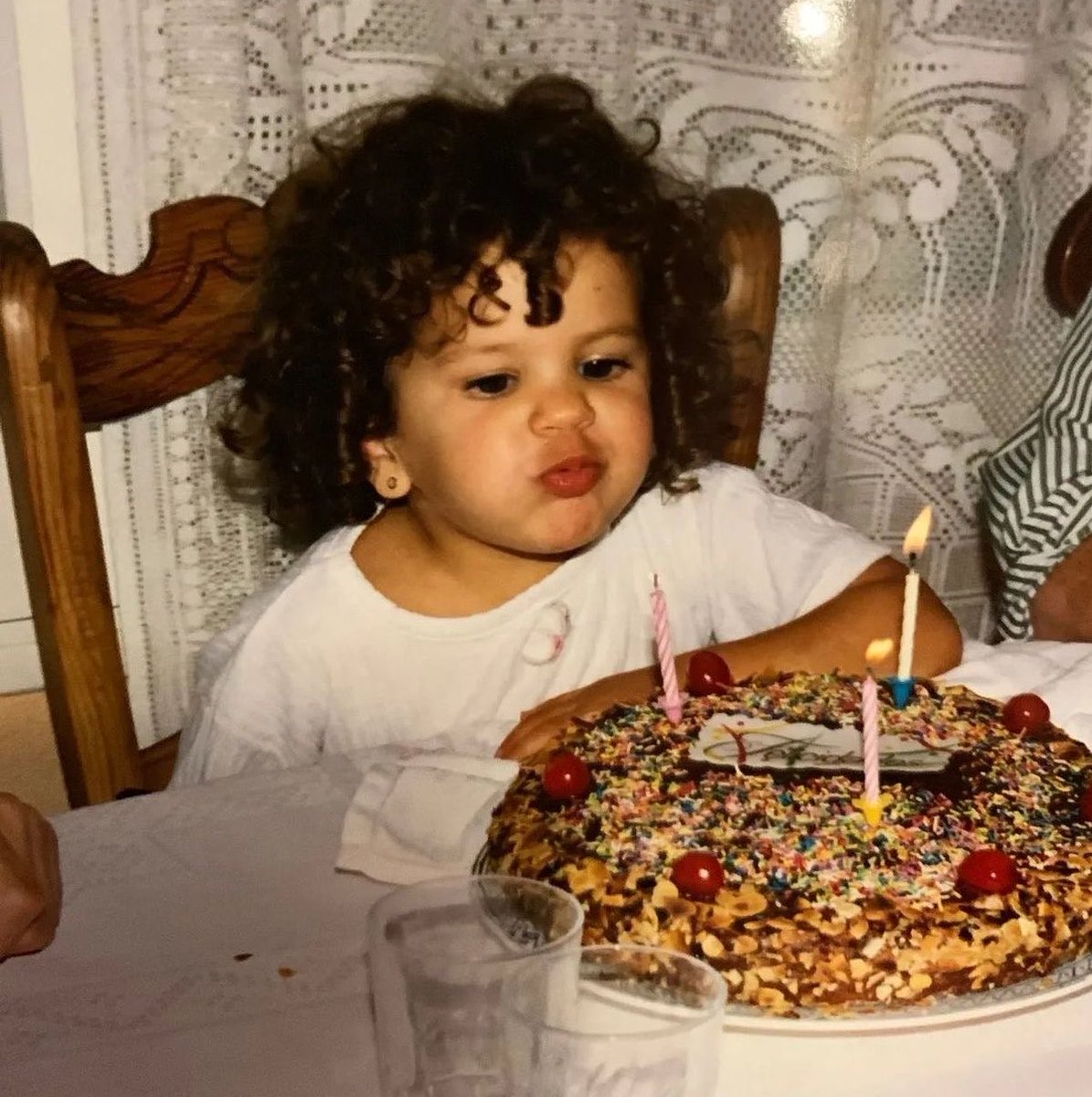 updaterosalia's tweet photo. Happy 34th birthday to one of Spain’s greatest artists, ROSALÍA.  

We are incredibly proud to have followed your journey and witnessed your artistic and personal growth throughout the years. Your ability to reinvent yourself, explore new paths and transform each project into a new chapter of your career is truly inspiring, while never losing the essence that makes your work so unique.

May this new chapter bring you even more achievements, creative freedom and unforgettable moments. We admire the way you continue to honour your roots and remain true to yourself while embracing everything that lies ahead. 🤍🎂