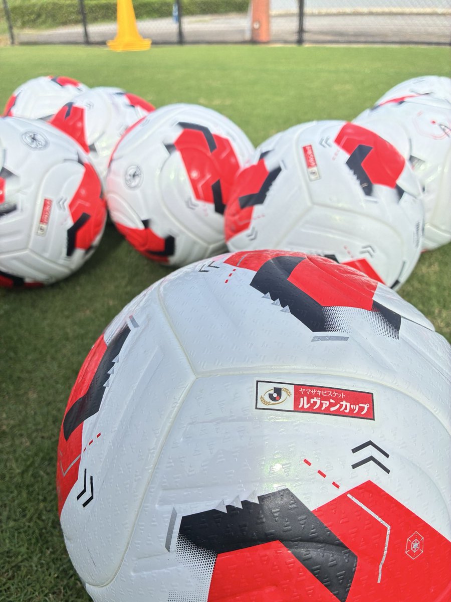 AvispaF's tweet photo. 曇り空に太陽がのぞく雁ノ巣🐝
Aコートで元気に練習スタート⚽️

ルヴァンカップの特別試合球も登場🏟️
応援よろしくお願いします！

🏆Jリーグ ヤマザキビスケット ルヴァンカップ 1stR 2回戦
🆚#FC大阪
🗓9/29 19:00キックオフ
🏟#維新みらいふスタジアム

#アビスパ福岡 https://t.co/Zg3Pa0ndF6