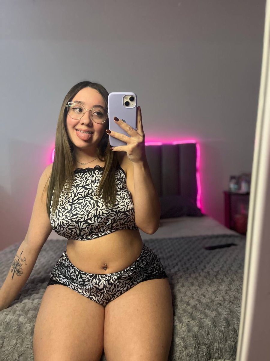 yourbelladiazz's tweet photo. I know I'm chubby.. But would you still say hi? https://t.co/KF4fJLG3tj