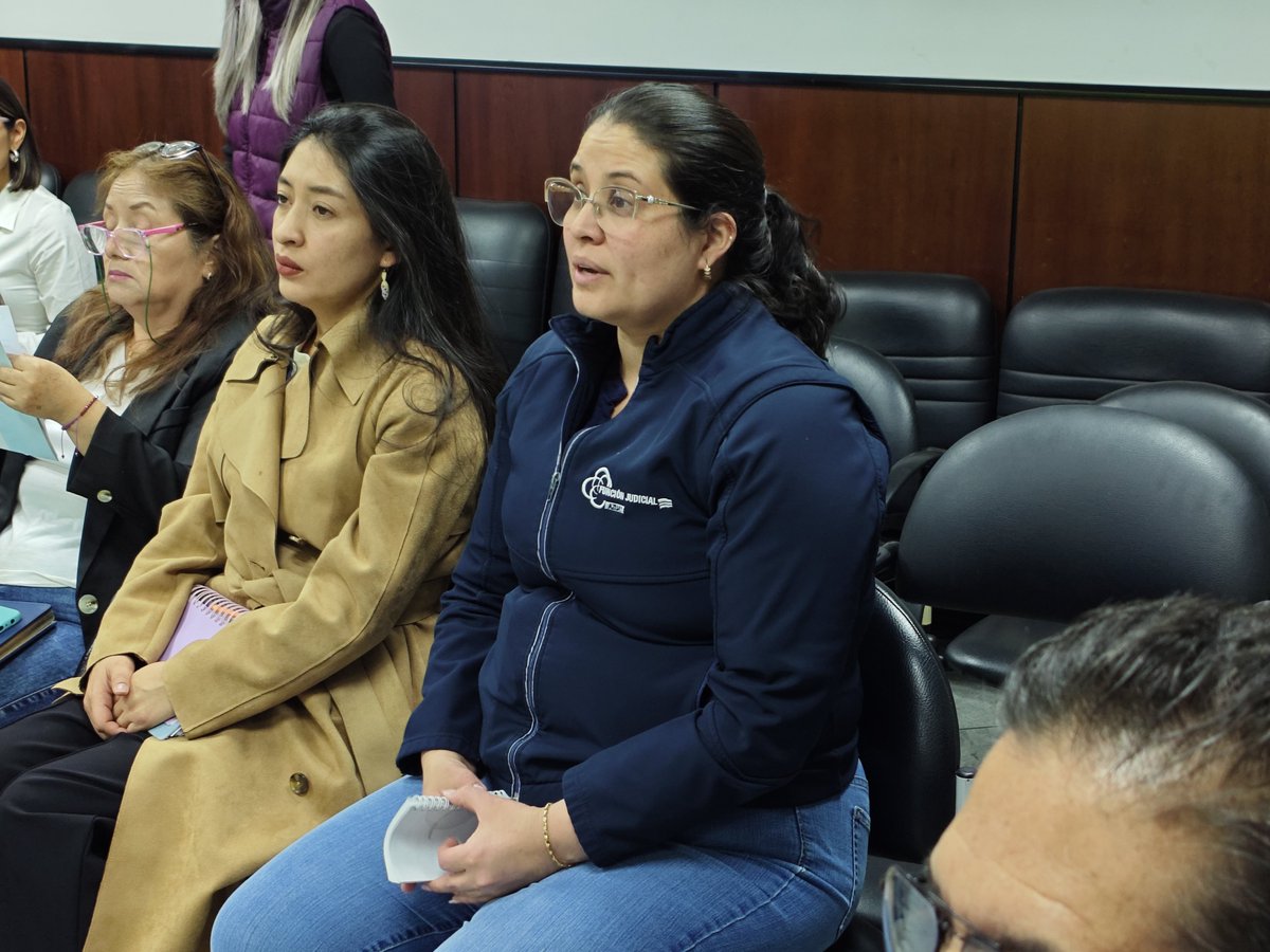 AzuayCJ's tweet photo. 👧🏻👦🏻 La Dirección de @AzuayCJ, en coordinación con Aldeas Infantiles SOS, desarrolló hoy el Taller de Valoración de Riesgos de Niñas, Niños y Adolescentes, dirigido a los equipos técnicos de la Unidad Judicial de Familia y la Junta Cantonal de Protección de Derechos de #Cuenca. https://t.co/JwwQifLTwU