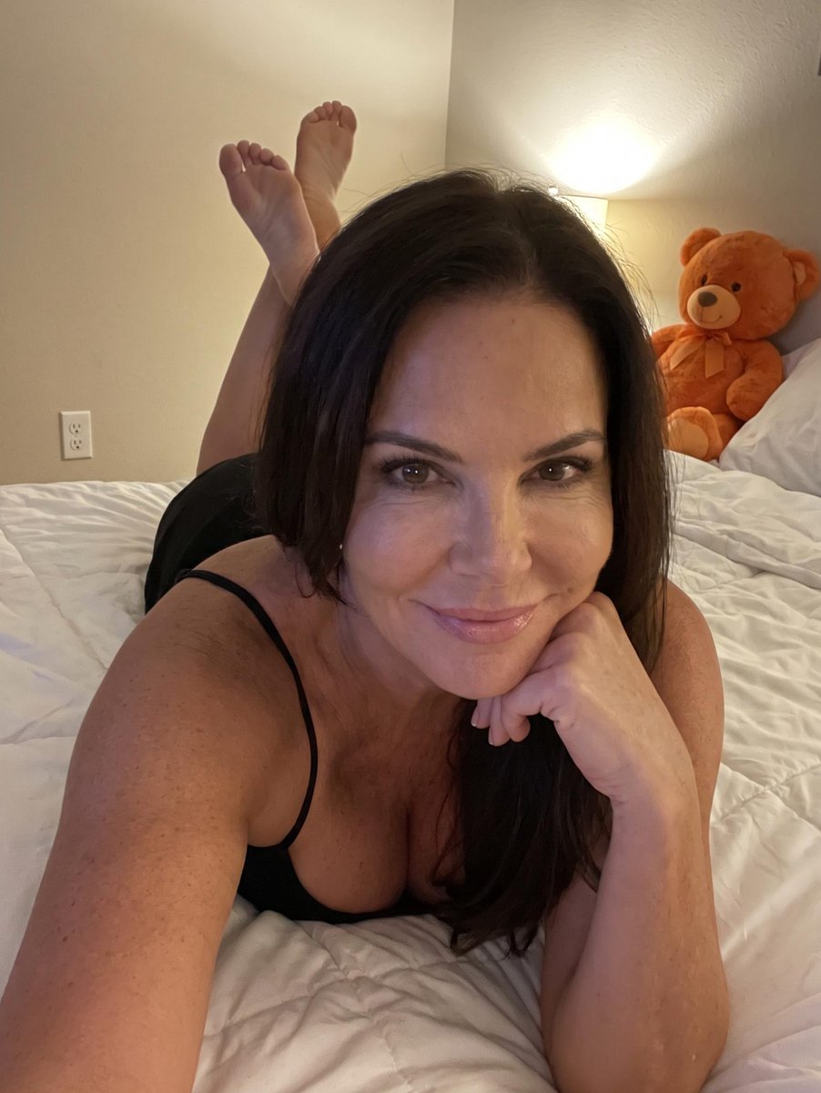 Sninicoseif's tweet photo. could you say no to a woman like me? https://t.co/5FUhVLCOXo