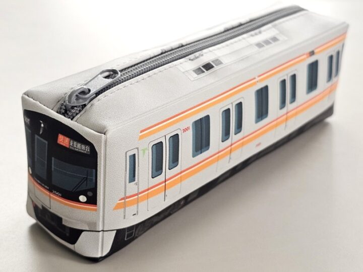 toyorapid_info's tweet photo. ＼グッズ販売会を開催！／  
9月26日（土）イオンモール八千代緑が丘2階において、鉄トーク＆グッズ販売会を開催します！ 

本イベントから「電車型ペンケース」（税込1,500円）が新発売！
皆さまのご来場をお待ちしております。 
【開催時間】
・鉄トーク 11:30～ 14:00～
・グッズ販売 11:00～17:00 https://t.co/D6HXESnFhY