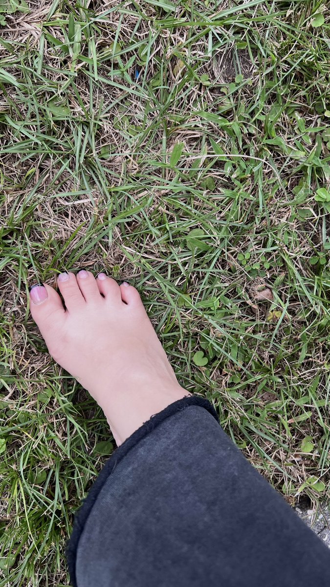_msprettyyfeetz's tweet photo. me vs nature👣🌺 
#feet #feetworshi̇p #feetِ  #buyingfeets #buyingfeetcontent #buyingcontent #feetseller #feetcreator #feetcontents https://t.co/yWDK1xRRi1