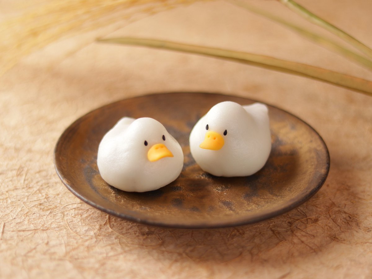 beniyamiyake's tweet photo. お月見だんごの生地から｢お月見アヒル｣が誕生しました🦆
つぶ餡を包んでいます。※本日のみ https://t.co/d3AxvV7SWs