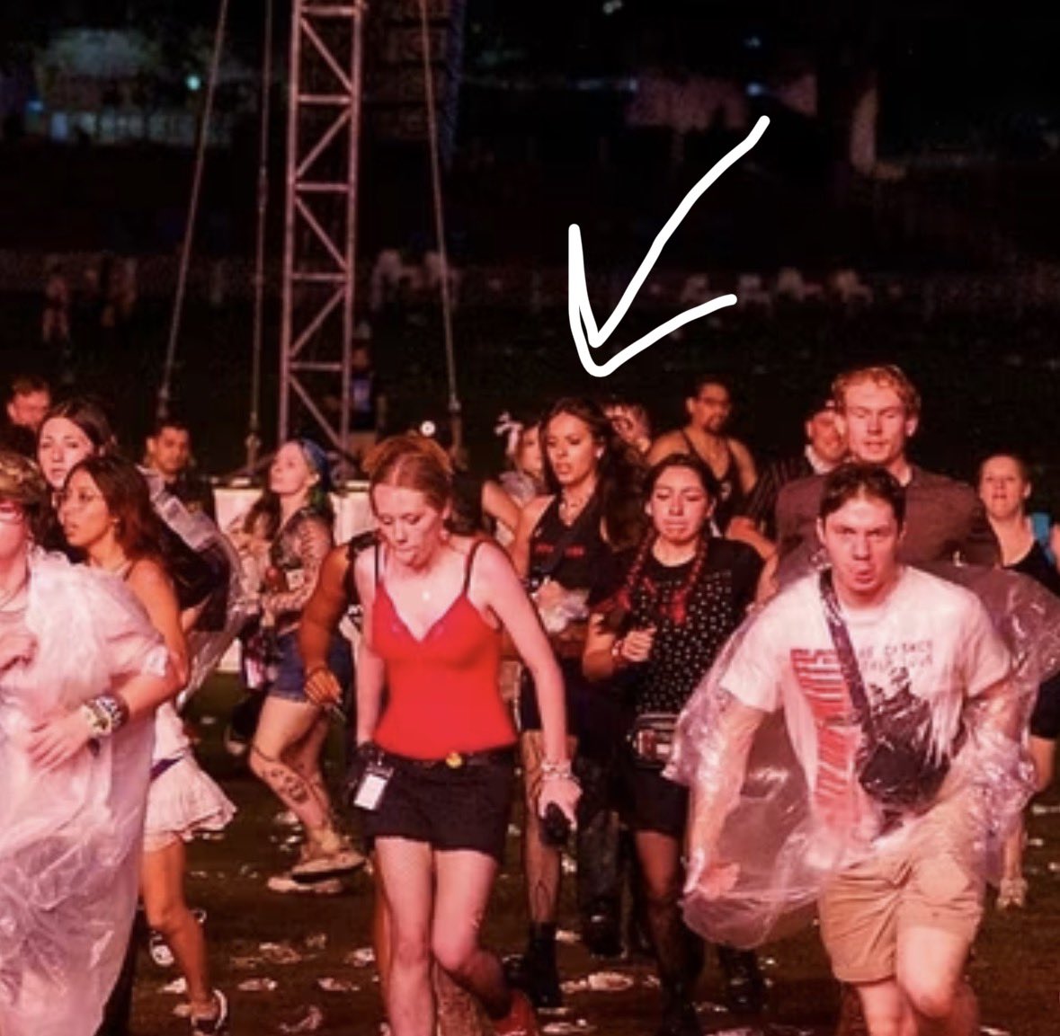 spooky_len_'s tweet photo. i was spotted in 4k #shakyknees https://t.co/SYUg0jWMqA